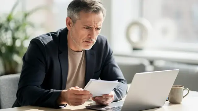 Mann unterschreibt Aufhebungsvertrag mit Abfindung und informiert sich über Arbeitslosengeld Regeln