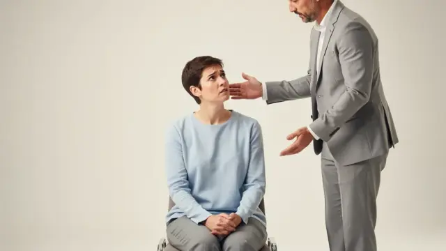 Person liest konzentriert Brief mit Abmahnung am Arbeitsplatz im Homeoffice