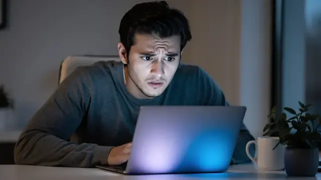 Person liest Abmahnung im Internet mit rechtlichen Hinweisen und Dokumenten