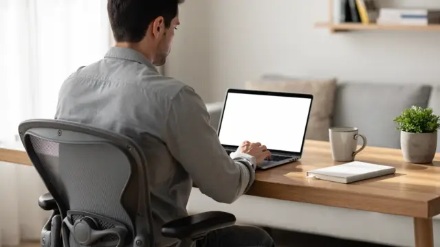 Moderne Heimarbeitsplätze mit Laptop und Organisation für flexible Berufstätigkeit zuhause