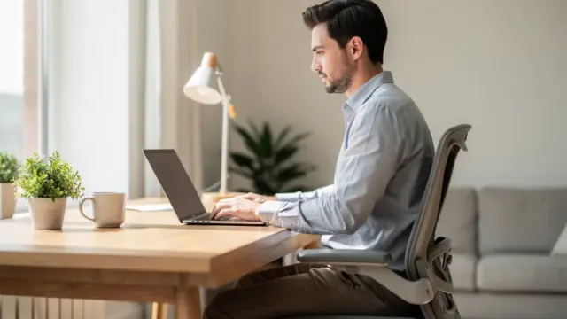 Moderner ergonomischer Home Office Arbeitsplatz mit Laptop und ruhiger Umgebung