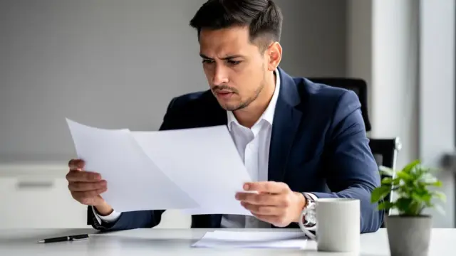 Person fordert nach Kündigung professionell ihr Arbeitszeugnis zur Prüfung an