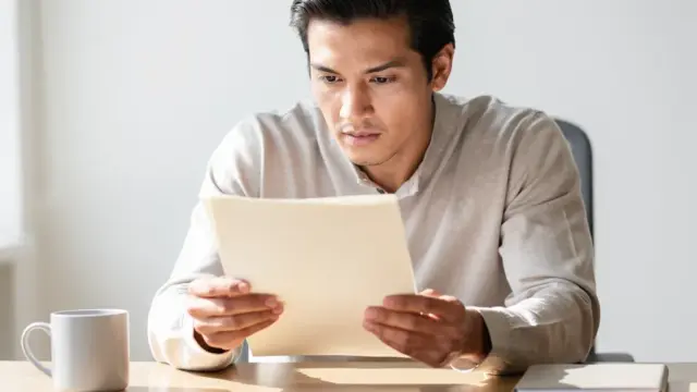 Arbeitszeugnis prüfen und versteckte Codes sowie subtile Hinweise erkennen und analysieren