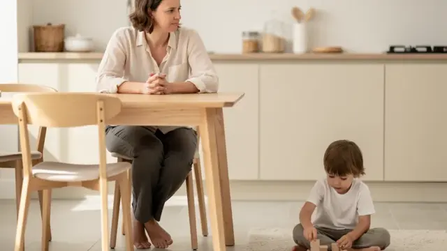 Eltern beraten sich über Aufenthaltsbestimmungsrecht und Wohnort des Kindes im Familienrecht