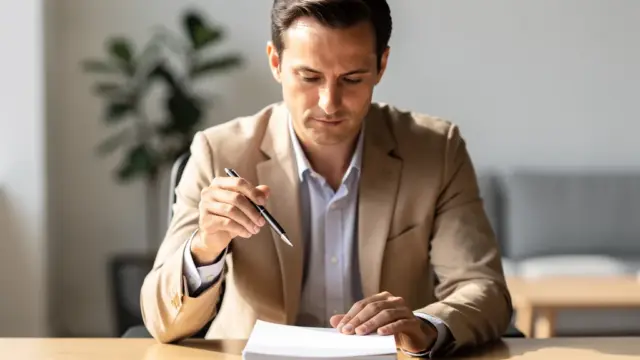 Vertragshandlung zwischen Arbeitnehmer und Arbeitgeber mit Vertragsunterlagen und Verhandlungsgespräch