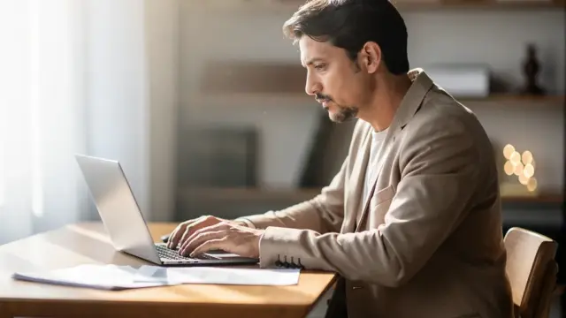 Person tippt auf Laptop mit geöffnetem Formular zur Content Löschung beantragen