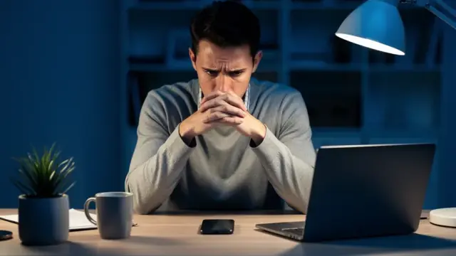 Betroffene Person prüft Online-Tools nach Datenleck und Schadenersatzanspruch Telefonnummer