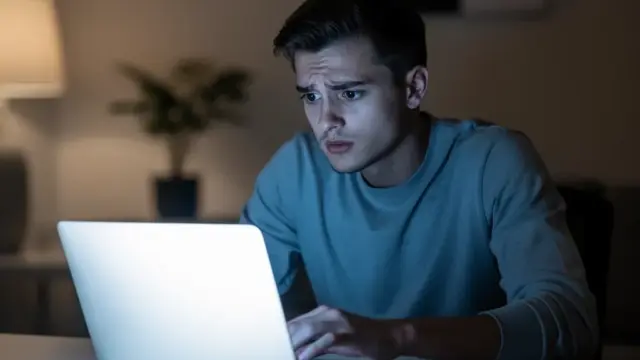Betroffene Nutzer informieren sich über das Datenleck bei Wakanim und Schutzmaßnahmen