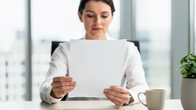 Mitarbeiter erhält einfaches Arbeitszeugnis mit Tätigkeitsbeschreibung und Beschäftigungsdauer