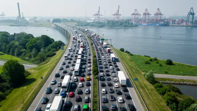 Verkehrschaos und Umfahrungsrouten bei Elbtunnel Sperrung in Hamburg 2026