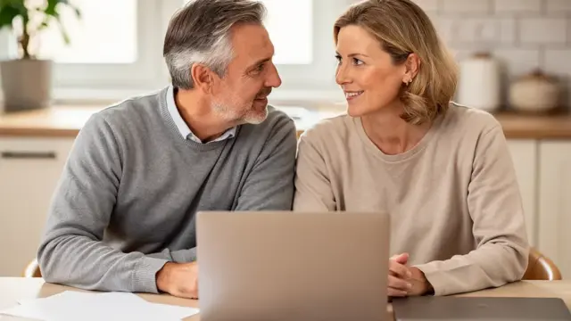 Familie am Esstisch bespricht finanzielle Unterhaltsfragen im Haushaltskontext