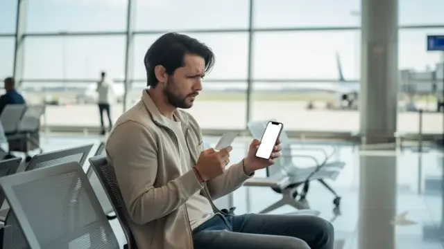 Fluggast erhält Flugticket Geld zurück bei Annullierung gemäß EU-Rechten erläutert