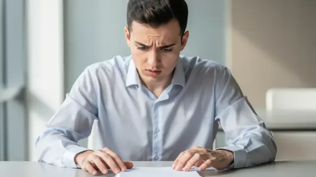 Arbeitnehmer informieren sich über Rückzahlung von Fortbildungskosten bei Kündigung