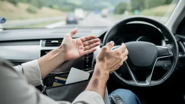 Polizeikontrolle im Ausland bei Fahrerin ohne Führerschein in der Hand