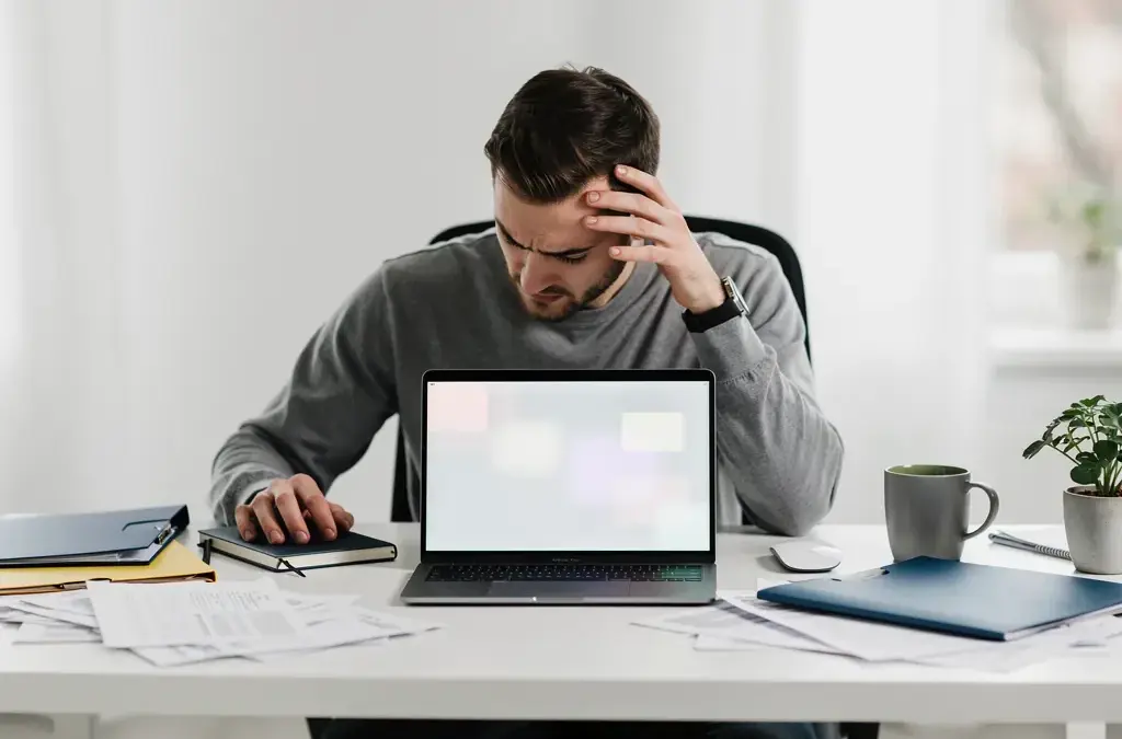 Hosting Abmahnung erklärt mit Handlungsoptionen für Websitebetreiber und rechtlichen Grundlagen