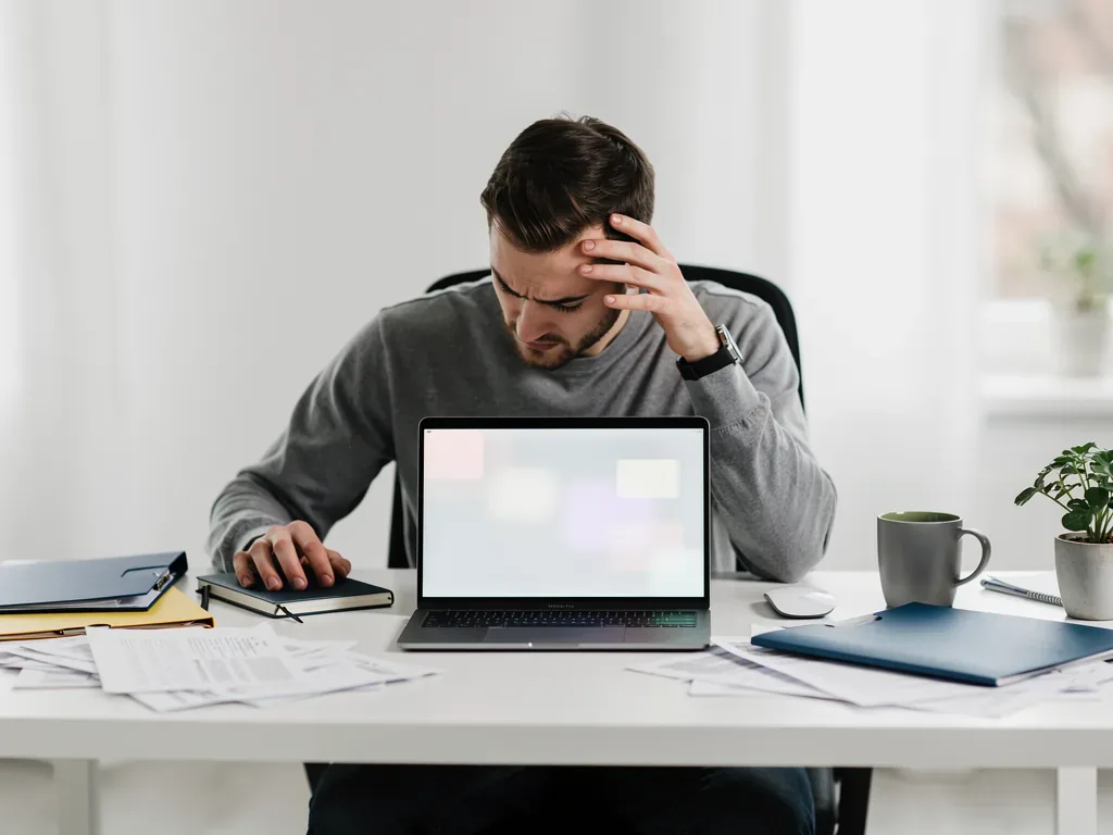 Hosting Abmahnung erklärt mit Handlungsoptionen für Websitebetreiber und rechtlichen Grundlagen