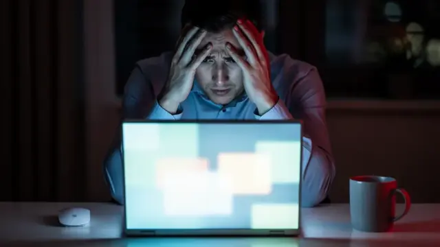 Symbolische Darstellung von Datenschutzverlust durch offenliegende digitale Nutzerinformationen
