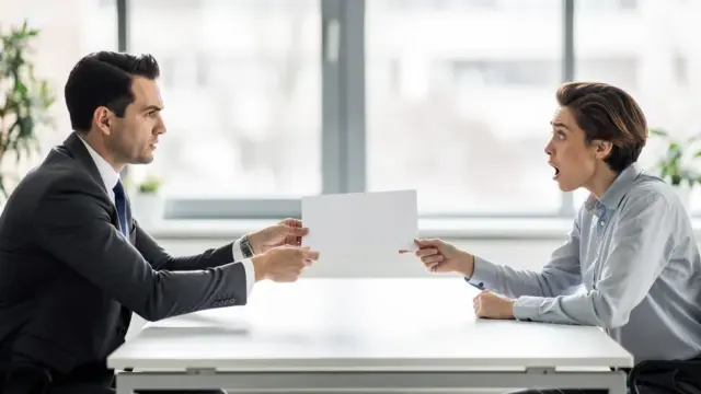Symbolische Darstellung einer fristlosen Kündigung im Arbeitskontext mit Uhr und Dokument
