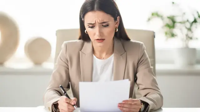 Mann liest Kündigungsschreiben vor Frist für Kündigungsschutzklage beim Arbeitsgericht