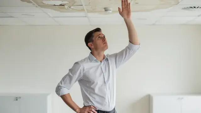 Gewerbemieter prüfen Mietminderung und rechtliche Ausschlussmöglichkeiten im Vertrag