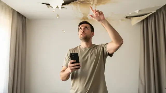 Wasserschaden in Wohnung mit sichtbaren Schäden als Grund für Mietminderung
