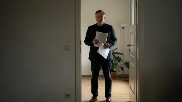 Mieter und Vermieter besprechen rechtliche Kündigungsgründe ohne Eigenbedarf im Wohnraum