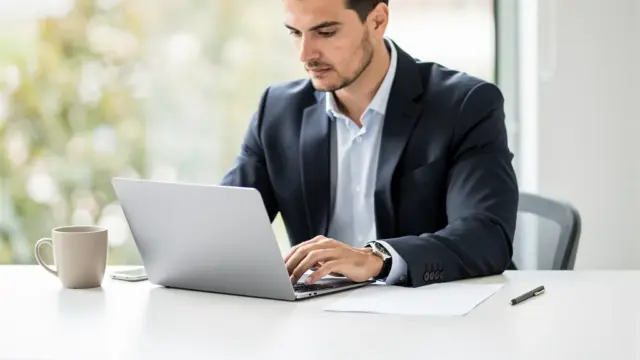 Mitarbeitende bei kreativer und analytischer Arbeit in modernem Büro mit digitalen Hilfsmitteln