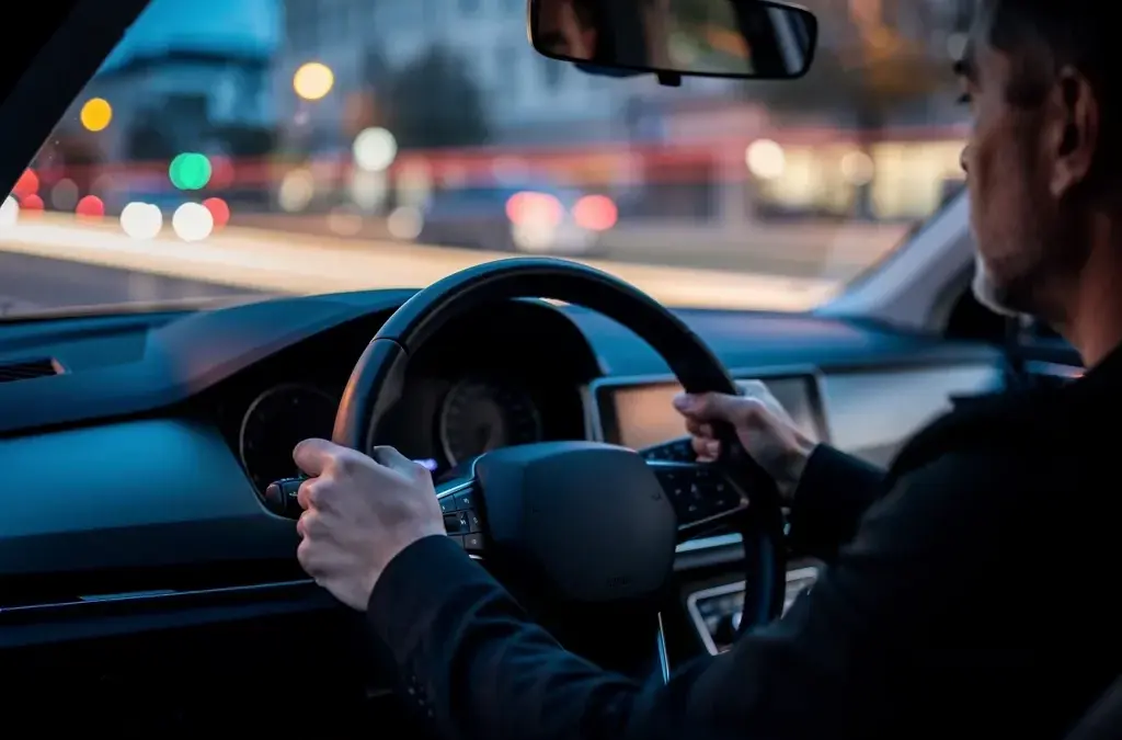 Promillegrenze in Deutschland Verkehrsschilder und Fahrer am Steuer eines Autos