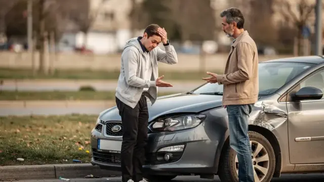 Verkehrsunfall ohne Versicherungspartner mit Unfallgegner und Schadensregulierung erläutert