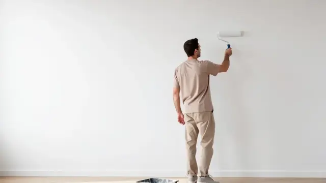 Mieter bei der Durchführung von Schönheitsreparaturen vor Wohnungsübergabe