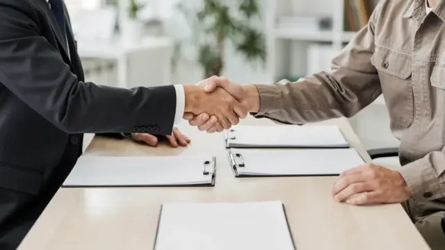 Grafik zur Abgrenzung von Tarifvertrag und individuellem Arbeitsvertrag im Arbeitsrecht