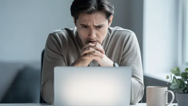Person sucht im Internet gezielt Hilfe bei Verleumdung und Rufschädigung online