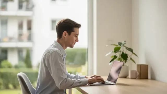 Benutzer arbeitet effizient mit digitalem Verwalterportal für Eigentumswohnung