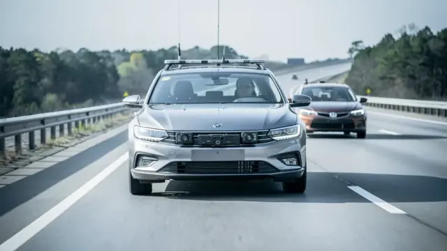 Polizeiauto mit Videonachfahrsystemen misst Geschwindigkeit im Straßenverkehr mobil